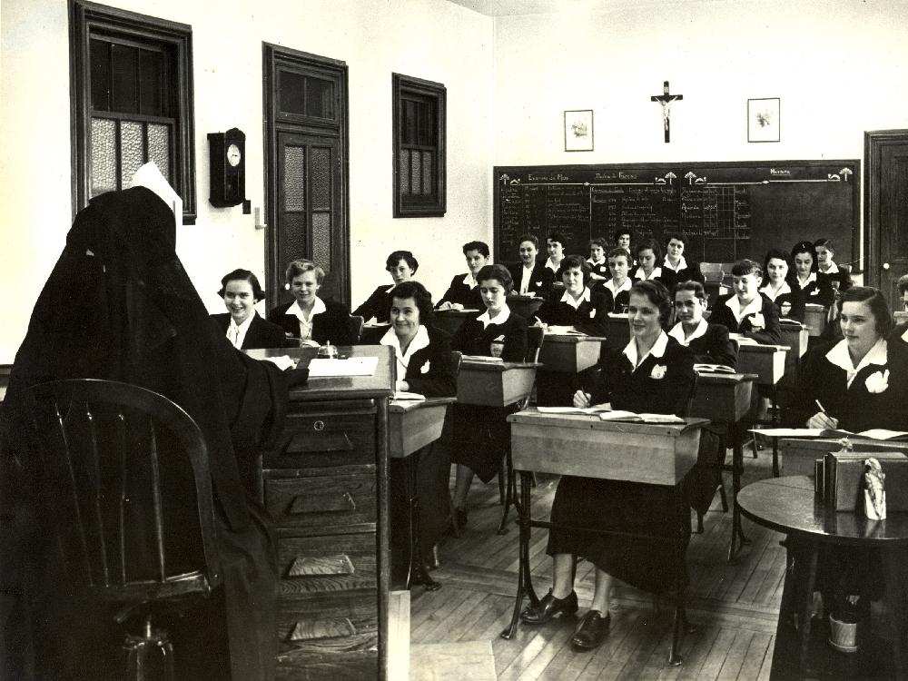 Class taught in French at Villa Maria school in Montreal, around 1954. 